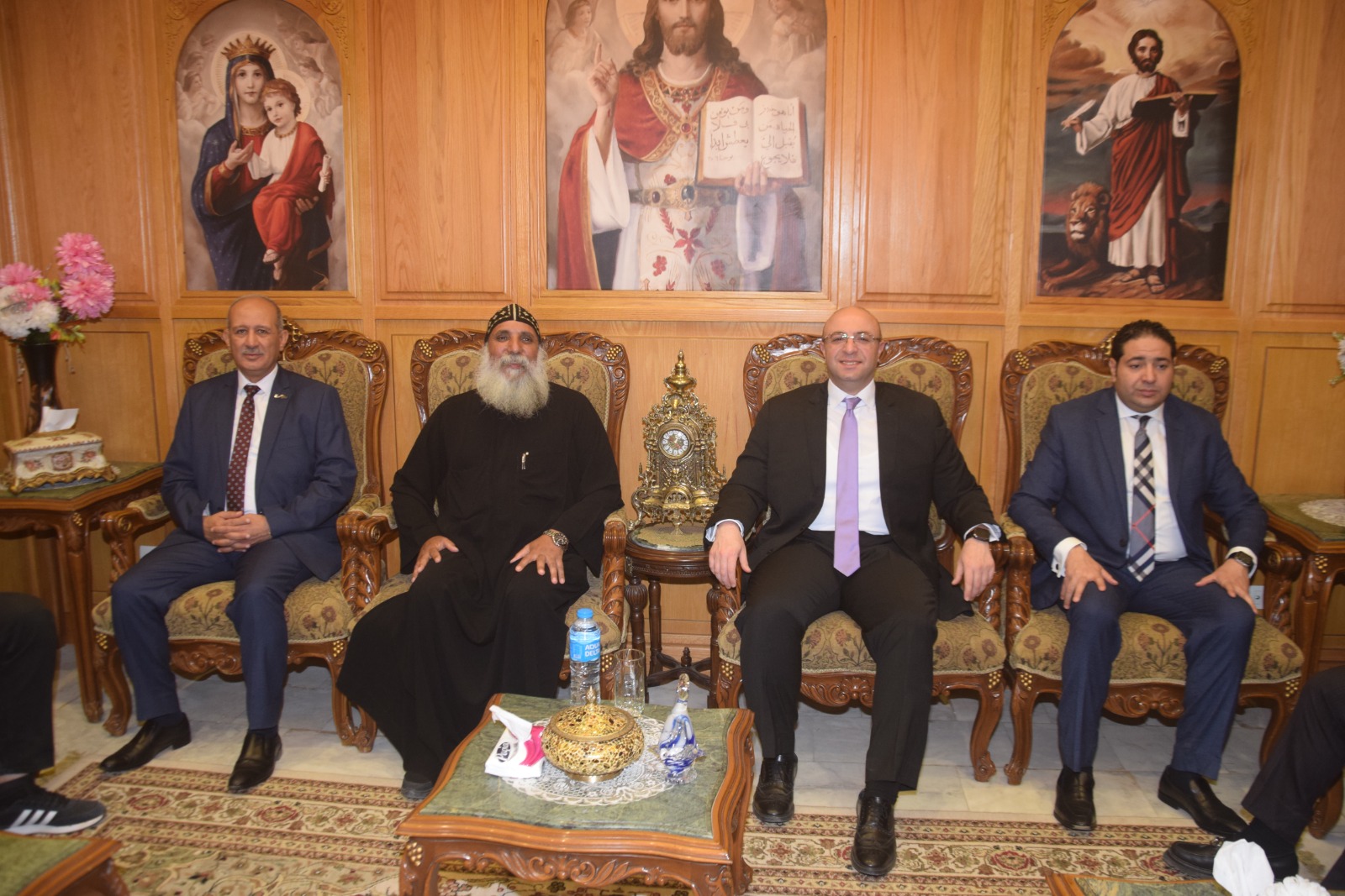 غنيم يزور الكنائس والأديرة للتهنئة بعيد القيامة